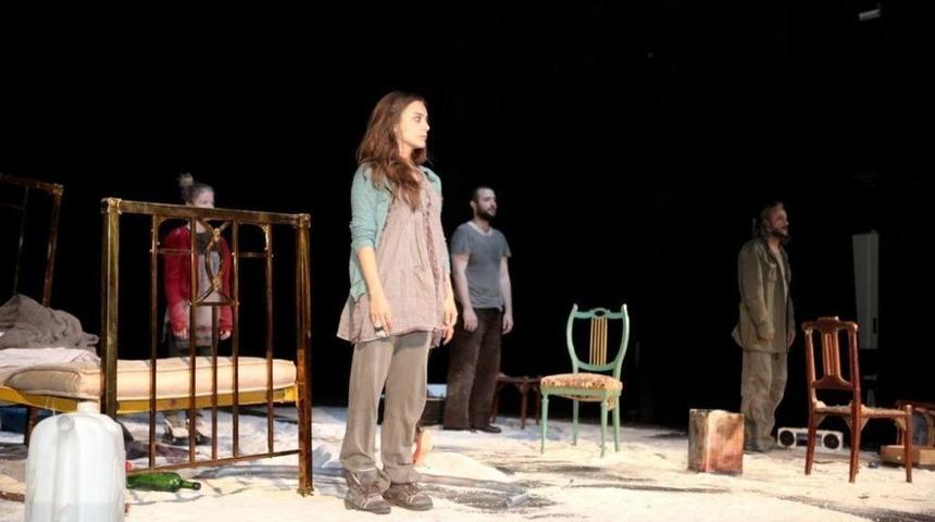 Nil&uuml;fer'de "Savaş" Adlı Tiyatro Oyunu Sahnelendi