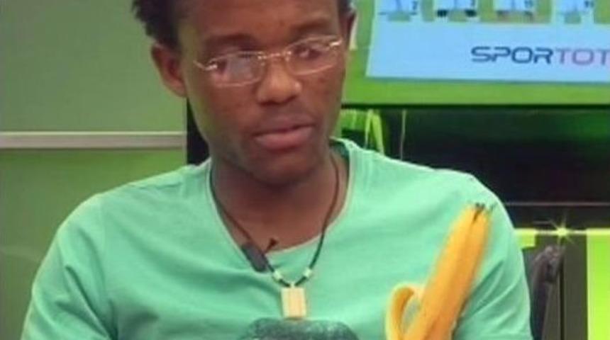 Siyahi Yorumcu Canlı Yayında Muz Yedi