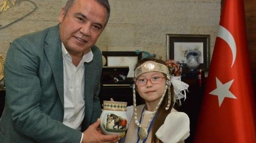 Başkan B&ouml;cek,yabancı &Ouml;ğrencileri Ağırladı