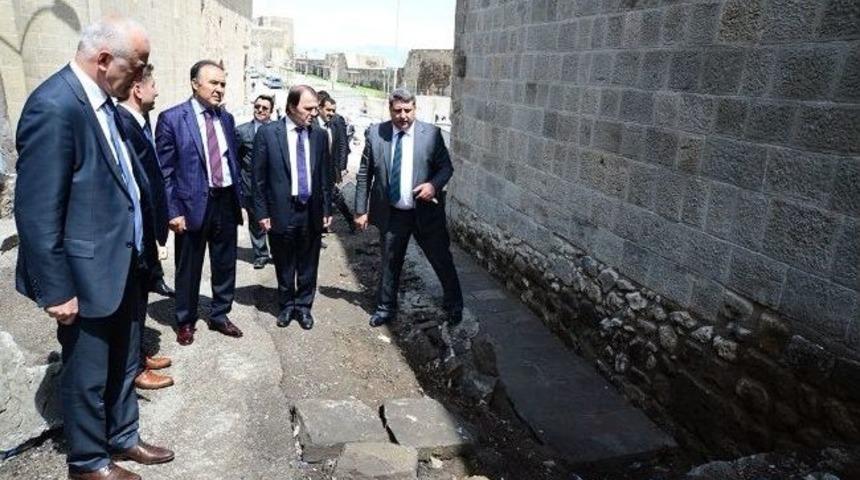 Vali Altıparmak &Ccedil;ifte Minareli Medreseyi Gezdi