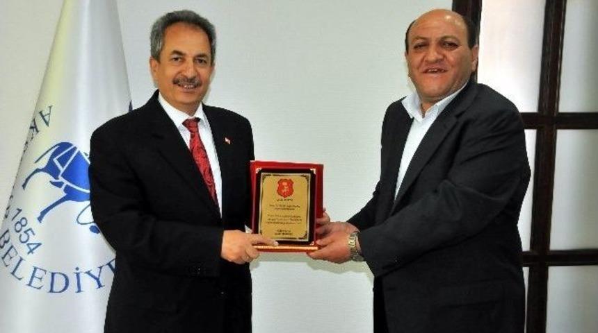 Akşehirspor Taraftar Grubundan Başkan Akkaya’ya Plaket