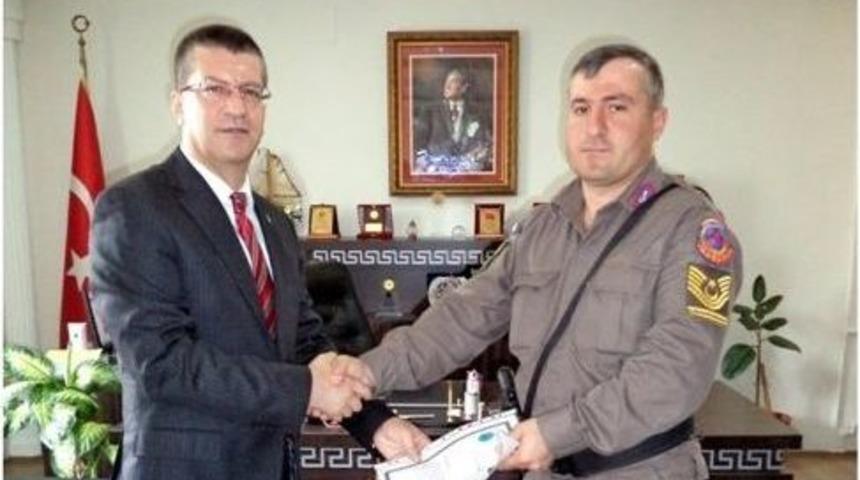 Hayrabolu Kaymakamı Orhan'dan Başarılı Jandarma Personeline Başarı Belgesi