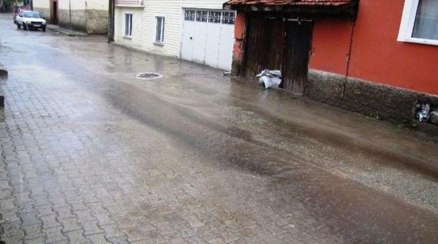 Hisarcık&rsquo;ta Yağmur &Ccedil;ift&ccedil;inin Y&uuml;z&uuml;n&uuml; G&uuml;ld&uuml;rd&uuml;