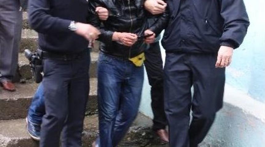 Oğlunun Kafasına Odunla Vurdu