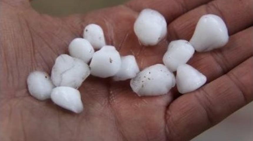 Bilecik'te Misket B&uuml;y&uuml;kl&uuml;ğ&uuml;nde Dolu Yağdı