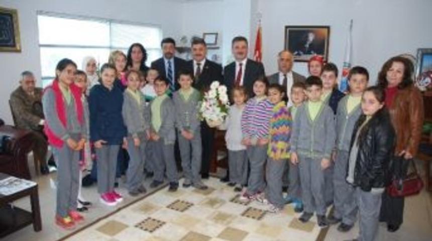 &Ouml;ğrencilerden Yılmaz'a Teşekk&uuml;r Ziyareti
