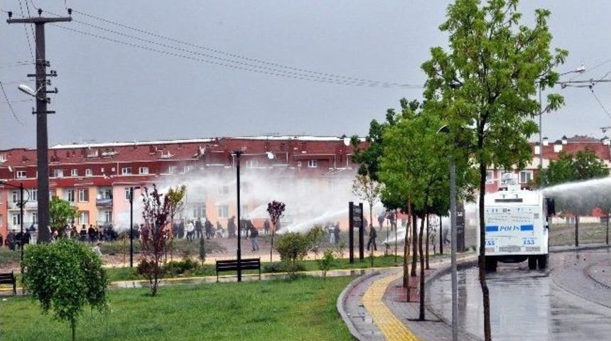 Eskişehir&rsquo;de &Ouml;ğrencilerin Kavgasına Polis M&uuml;dahalesi