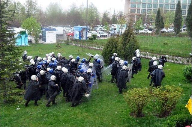 Eskişehir’de Öğrencilerin Kavgasına Polis Müdahalesi