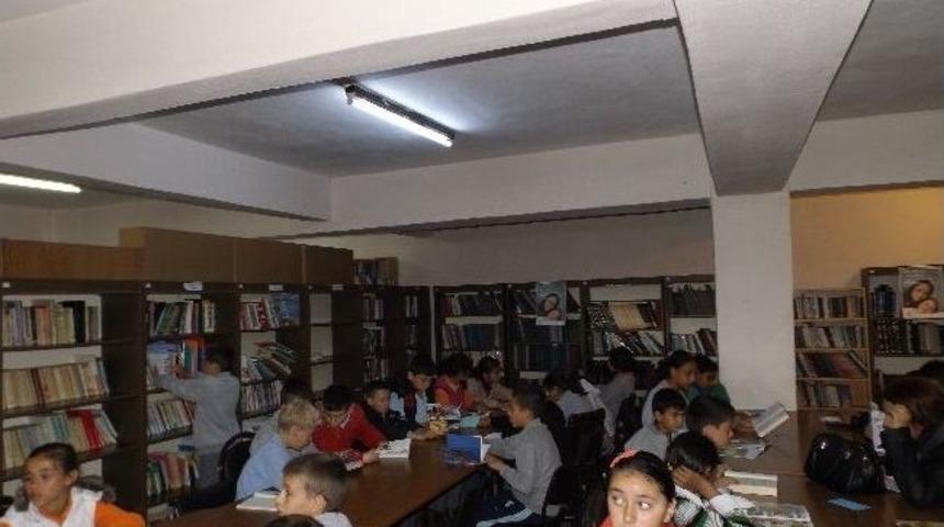 İlkokul &Ouml;ğrencilerinden Okuma Etkinliği