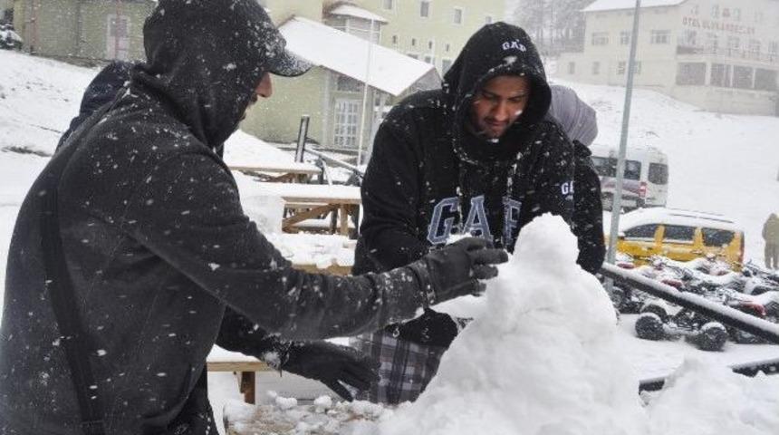 Uludağ Nisan Ayında Beyaza B&uuml;r&uuml;nd&uuml;