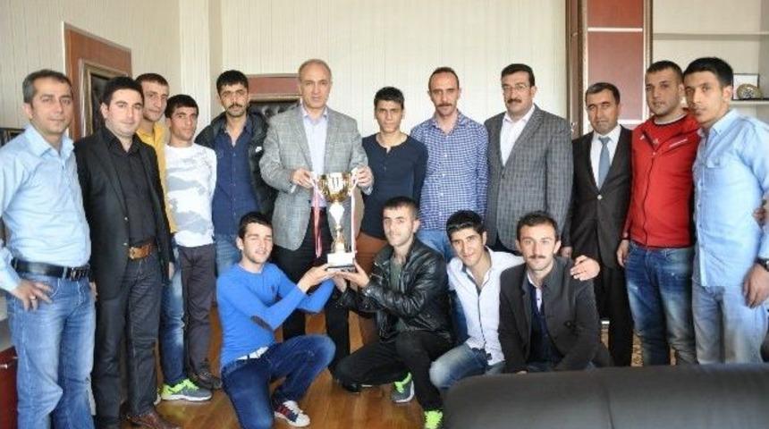 Bing&ouml;l &Uuml;niversitesi Folklor Ekibine En İyi Kost&uuml;m &Ouml;d&uuml;l&uuml;