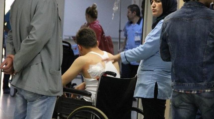 Kavgada Sırtından Bı&ccedil;aklanan Gen&ccedil; Hastanelik Oldu