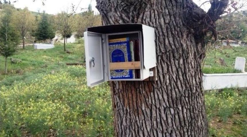 Hisarcık’ta Mezarlığa Kitaplık Konuldu