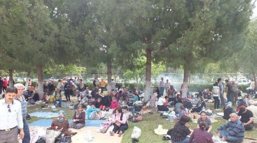 Kuşadası&rsquo;nda Yaşayan Hadimliler, Geleneksel Pilav G&uuml;n&uuml;nde Buluştu