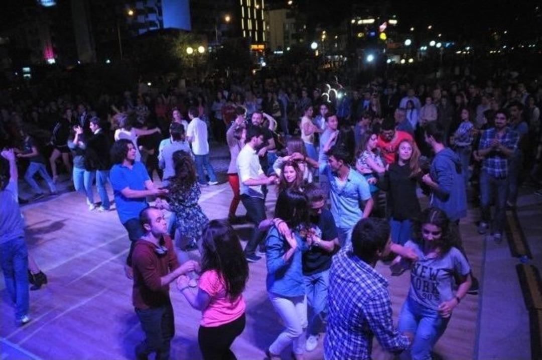 D&uuml;nya Dansları Kuşadası&rsquo;nda Buluştu