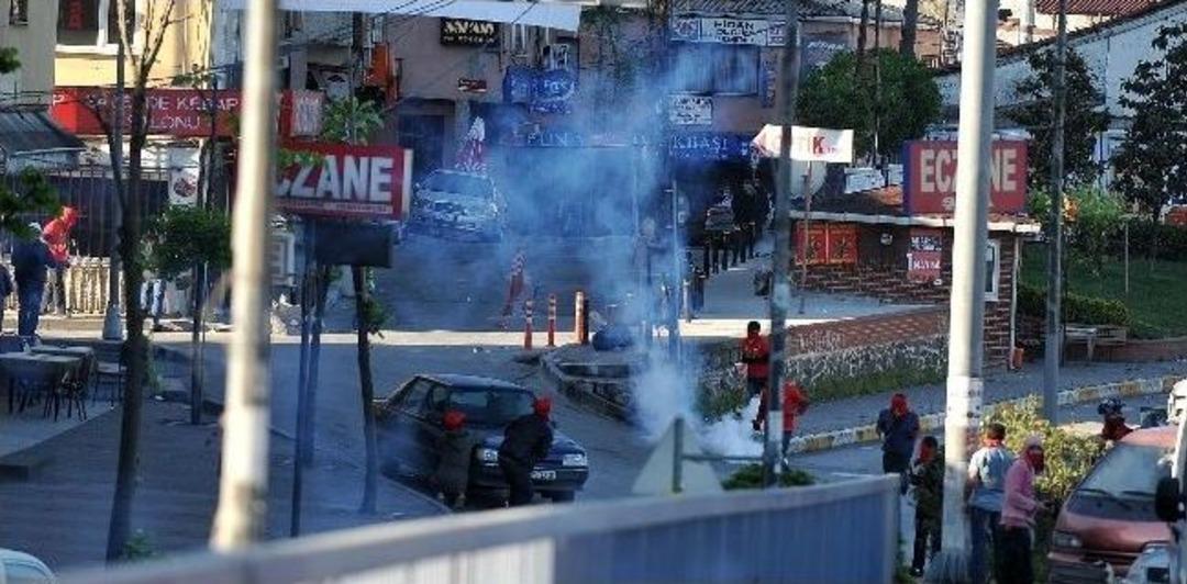 G&ouml;stericiler Polise Molotof Kokteyli Ve Havai Fişekle Saldırdı