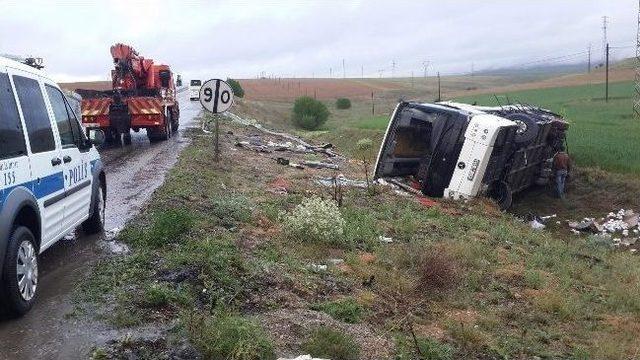 1 Mayıs İçin Kayseri’ye Giderken Otobüs Karayolunda Takla Attı