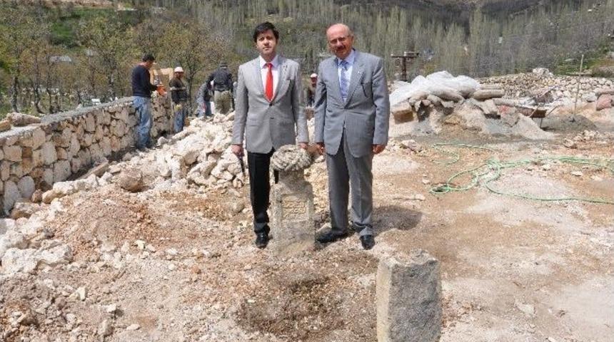 Karacaoğlan&rsquo;ın Mezarı İ&ccedil;in Yeni Bulgular Bulundu