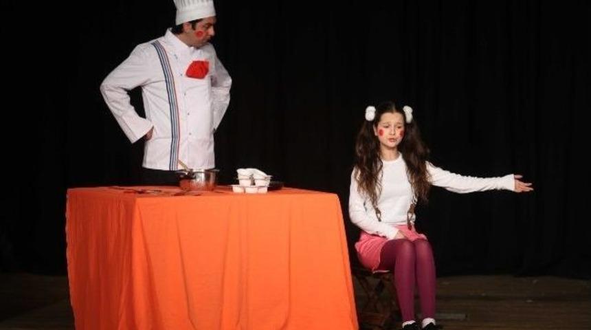 Minikler, Saraya Konuk Oldu