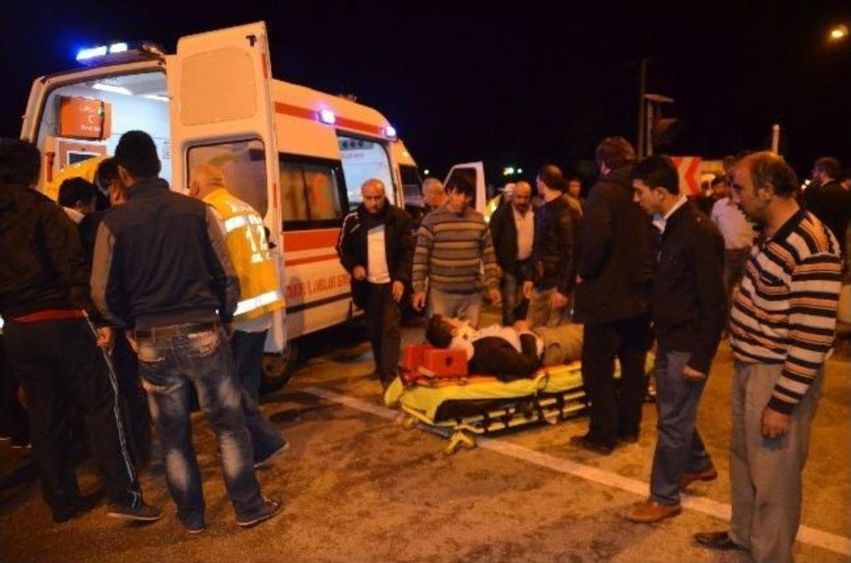 Otomobil Tır'ın Altına Girdi: 4 Yaralı
