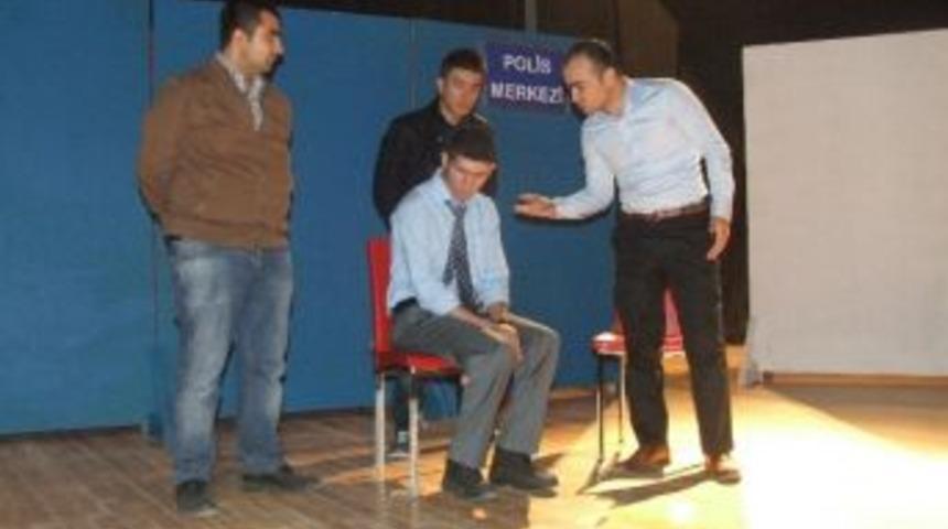 Aydın Polisi, Gen&ccedil;leri Tiyatro Oyunu İle Bilin&ccedil;lendirecek