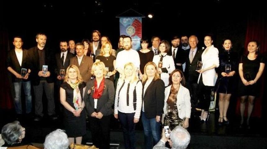İzmir&rsquo;de İlki D&uuml;zenlenen Rotary Tiyatro &Ouml;d&uuml;lleri Sahiplerini Buldu