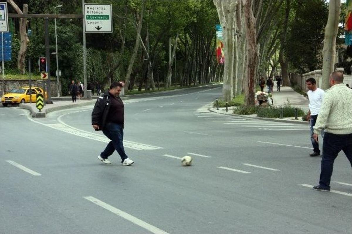 1 Mayıs'ta Trafiğe Kapanan Caddede Futbol Keyfi