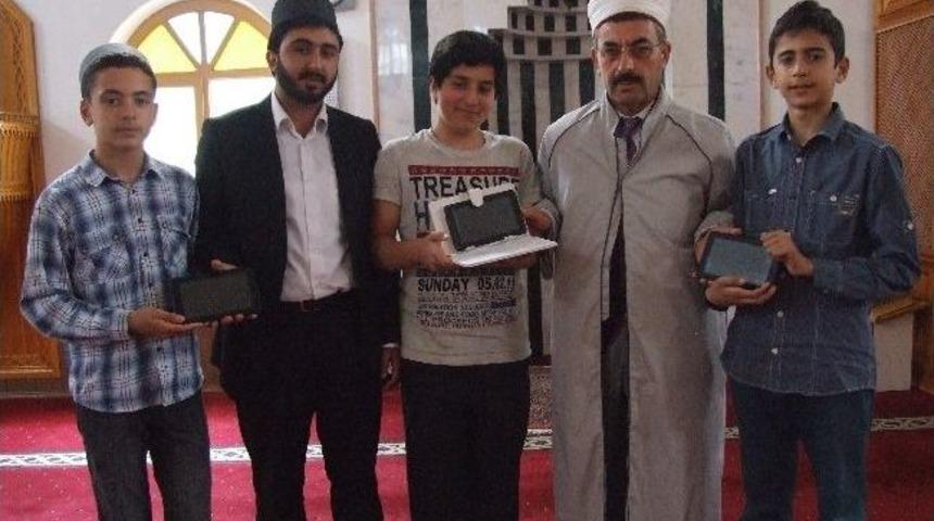 Yarışmada Dereceye Giren Gen&ccedil;lere Tablet Bilgisayar Hediyesi