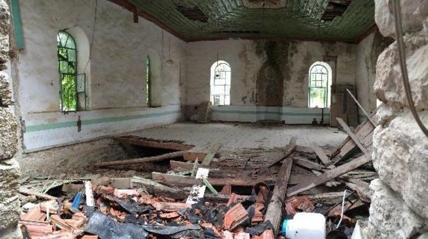 Asırlık Cami Yıkılma Tehlikesiyle Karşı Karşıya