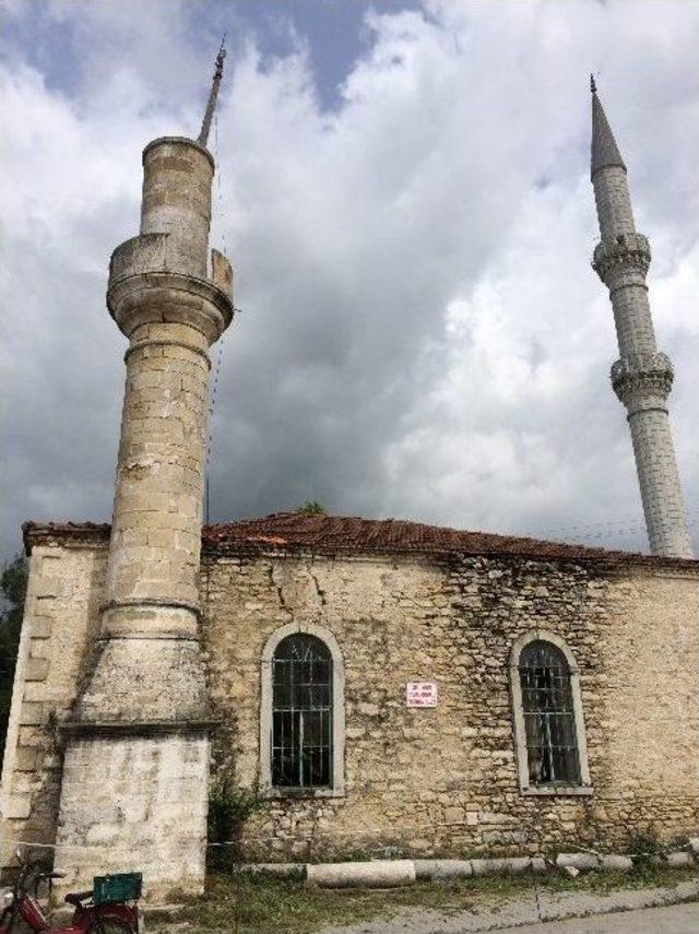 Asırlık Cami Yıkılma Tehlikesiyle Karşı Karşıya