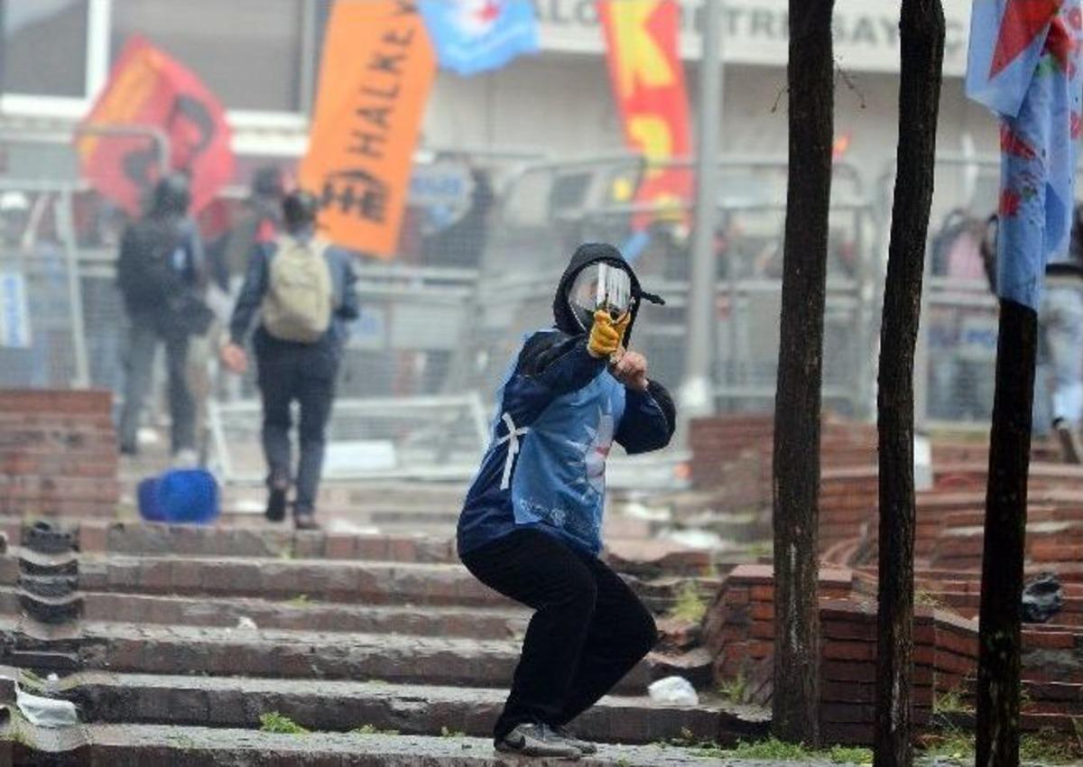 Şişli&rsquo;de Polis, Taksim&rsquo;e Y&uuml;r&uuml;mek İsteyen Gruba M&uuml;dahale Etti