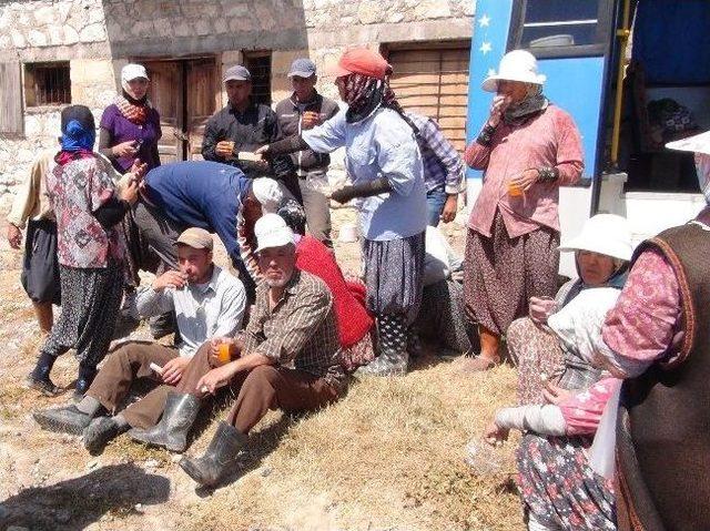 (özel Haber) Çilek İşçileri 1 Mayıs'ı Tarlada Kutladı