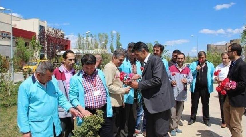 T&uuml;rk Sağlık Sen Oltu Temsilciliği&rsquo;nden Karanfilli Kutlama