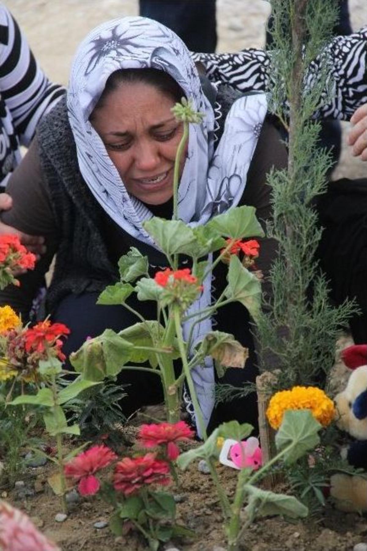 Gizem'in Annesi Mezarına Emziklerini Getirdi