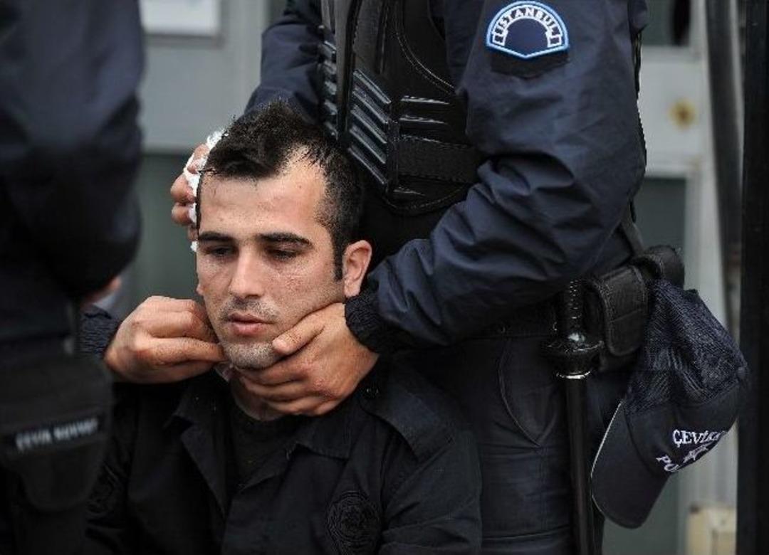 Kafasına Taş Gelen Polis Kanlar İ&ccedil;inde Kaldı