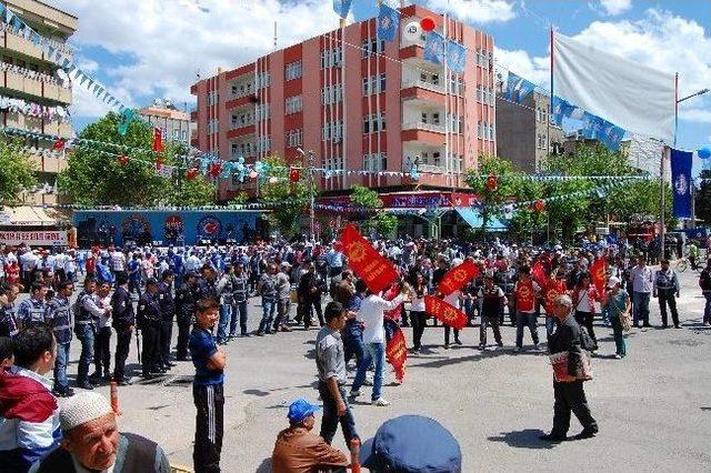 Adıyaman'daki 1 Mayıs Kutlamalarında Slogan Gerginliği