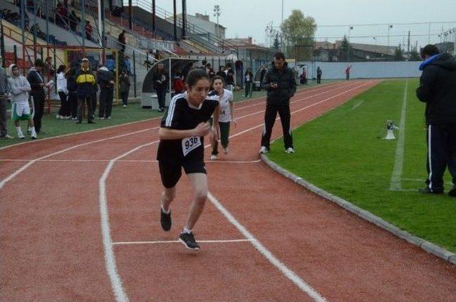 D&uuml;zce&rsquo;de Puanlı Atletizm Yarışmaları Yapıldı 2