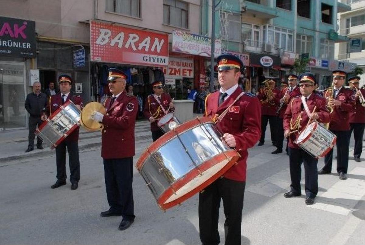 Burdur'da Bando Eşliğinde 1 Mayıs Coşkusu