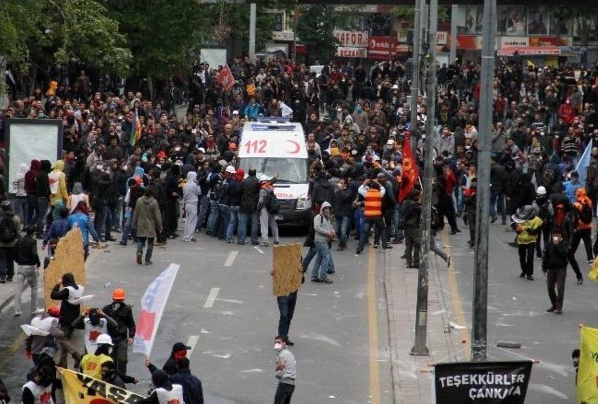 Kızılay'a Y&uuml;r&uuml;mek İsteyen Gruba M&uuml;dahale