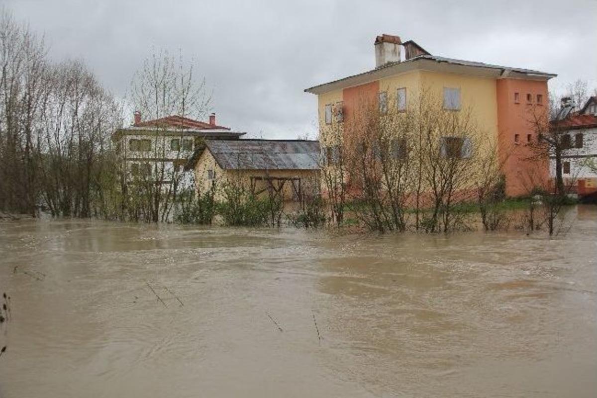 Eflani'de Taşan Dereler Su Baskınlarına Neden Oldu