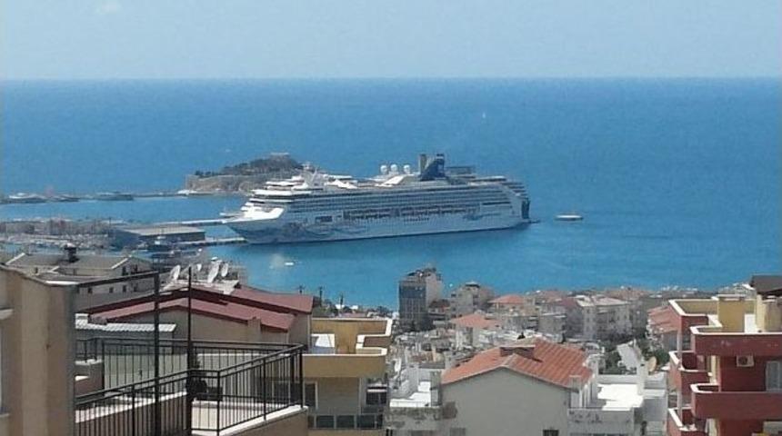 Dev Turist Gemisi 1 Mayıs Nedeniyle Rotasını Değiştirdi