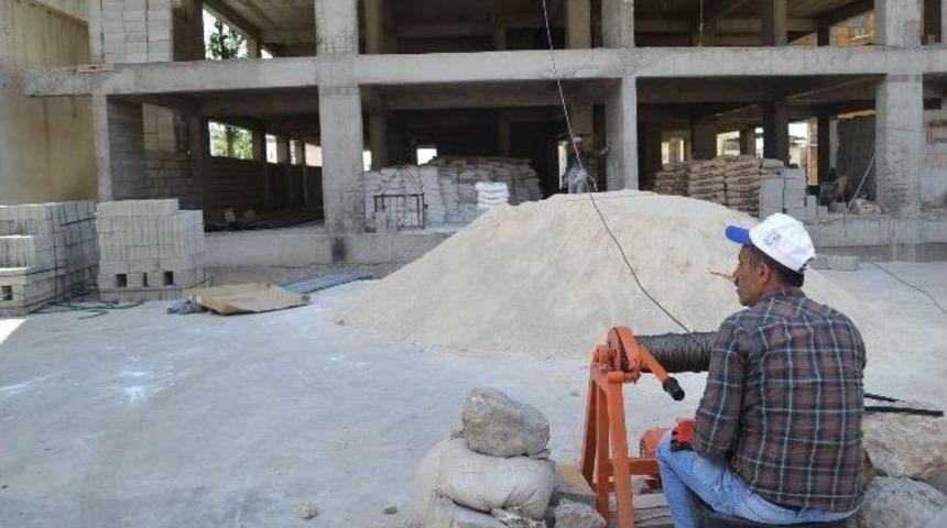 Silvan'da İş&ccedil;iler 1 Mayıs'ı &Ccedil;alışarak Ge&ccedil;irdi