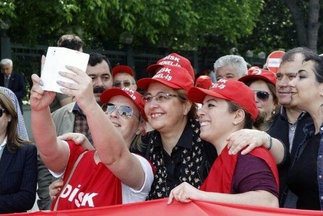 Pekdaş'tan 1 Mayıs Selfiesi