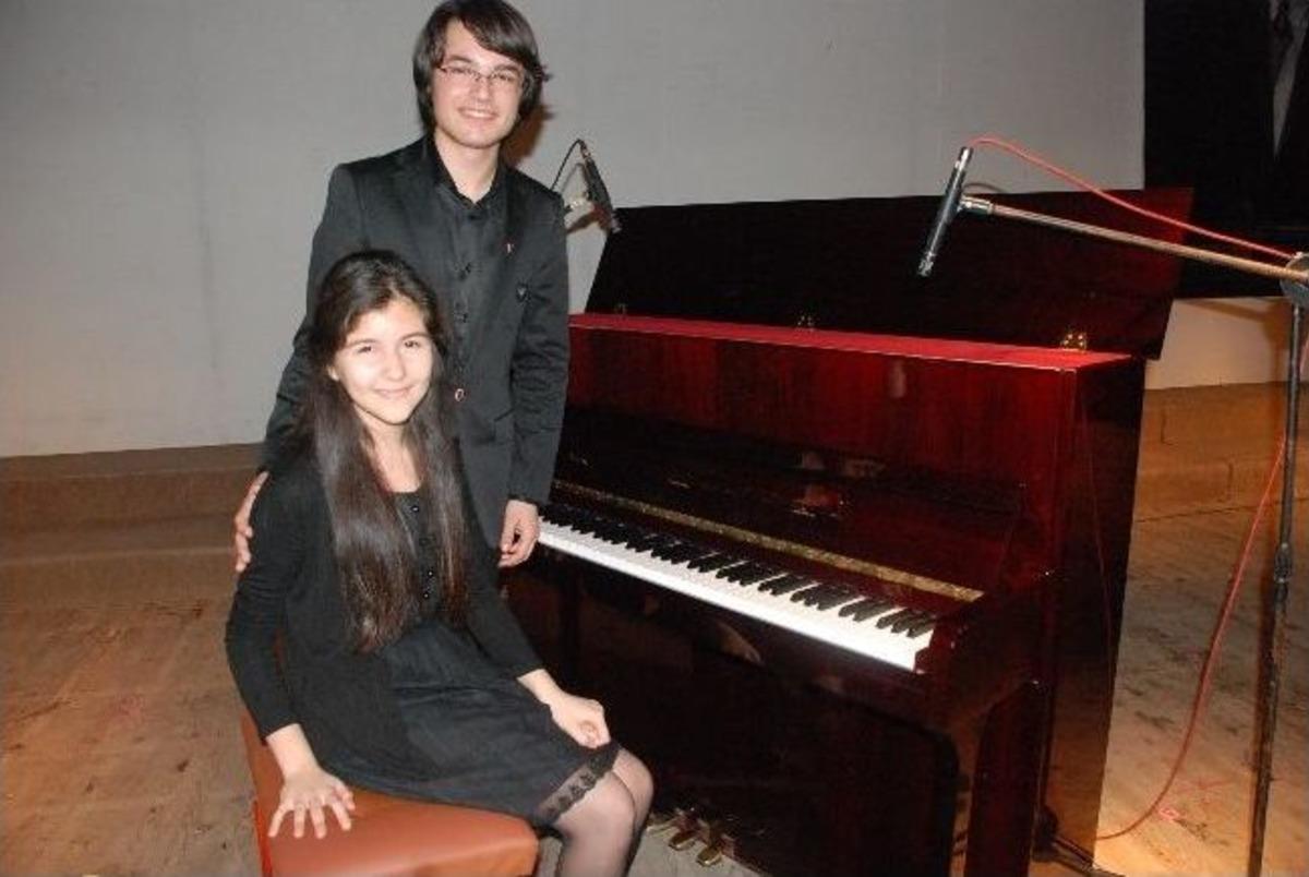 İlayda Ve Işık Akhisarlılara Klasik M&uuml;zik Ziyafeti &Ccedil;ekti