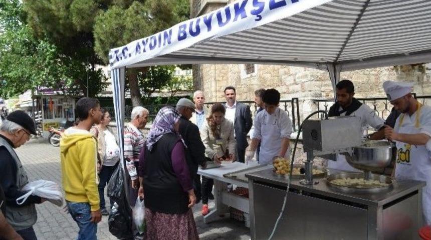 Aydın B&uuml;y&uuml;kşehir Belediyesi&rsquo;nden S&ouml;ke&rsquo;de Kandil Lokması