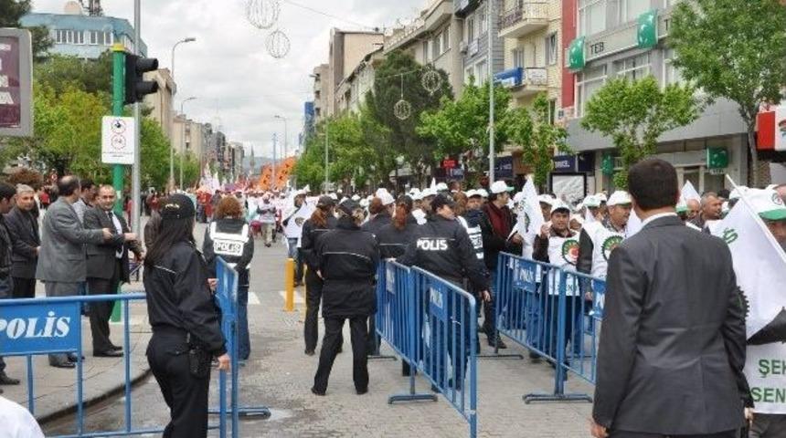 Uşak&rsquo;ta Karnaval Havasında 1 Mayıs Kutlamaları