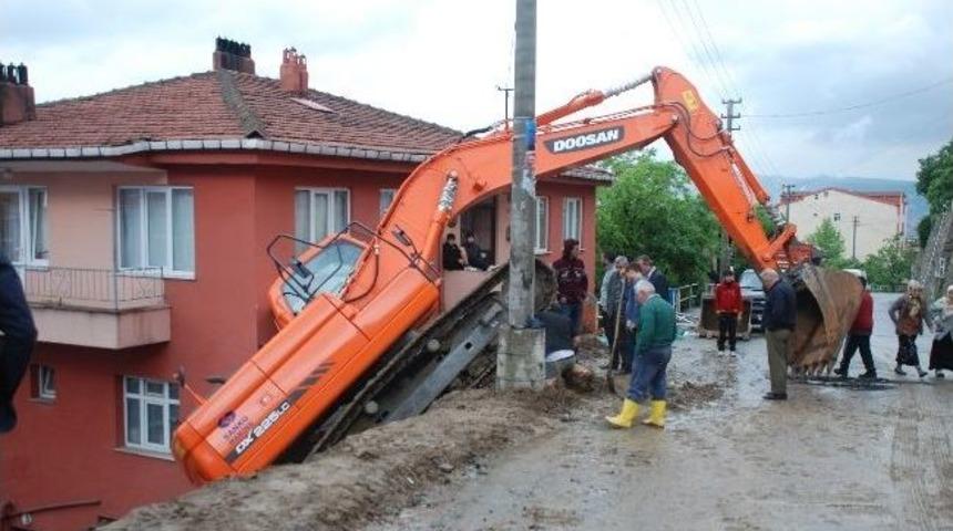 Kdz. Ereğli&rsquo;de İş Makinesi Eve &Ccedil;arptı
