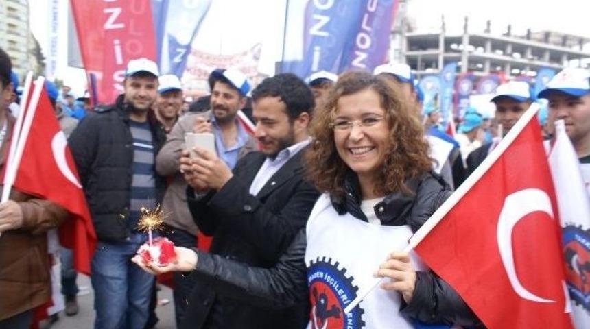 1 Mayıs Kutlamalarında Doğum G&uuml;n&uuml; S&uuml;rprizi