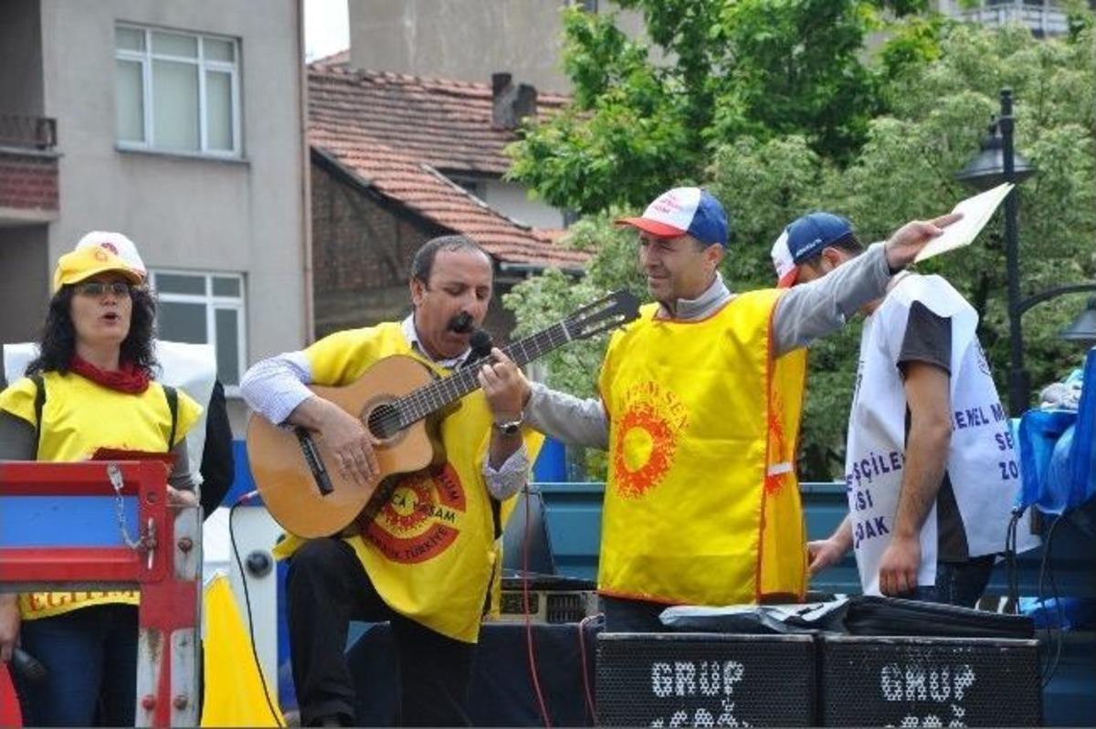 Şarkılarla Kutlandı
