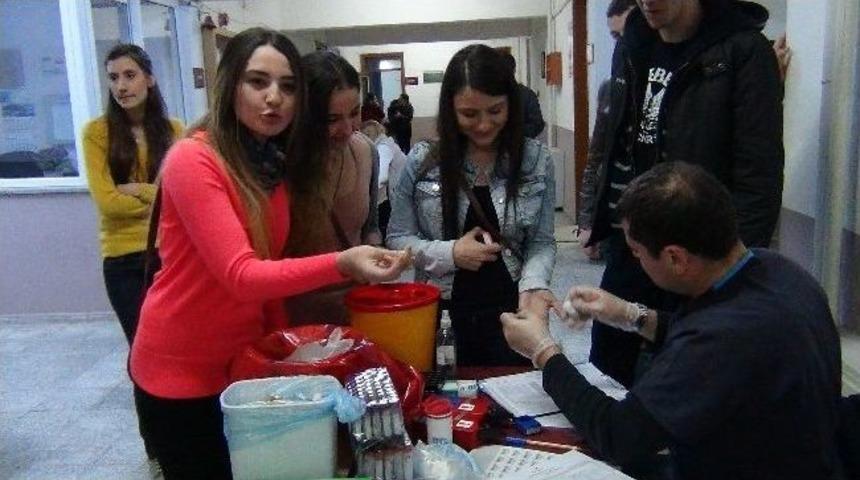 Demirci&rsquo;de Fak&uuml;lte &Ouml;ğrencileri Kan Bağışı İ&ccedil;in Birbirleriyle Yarıştı